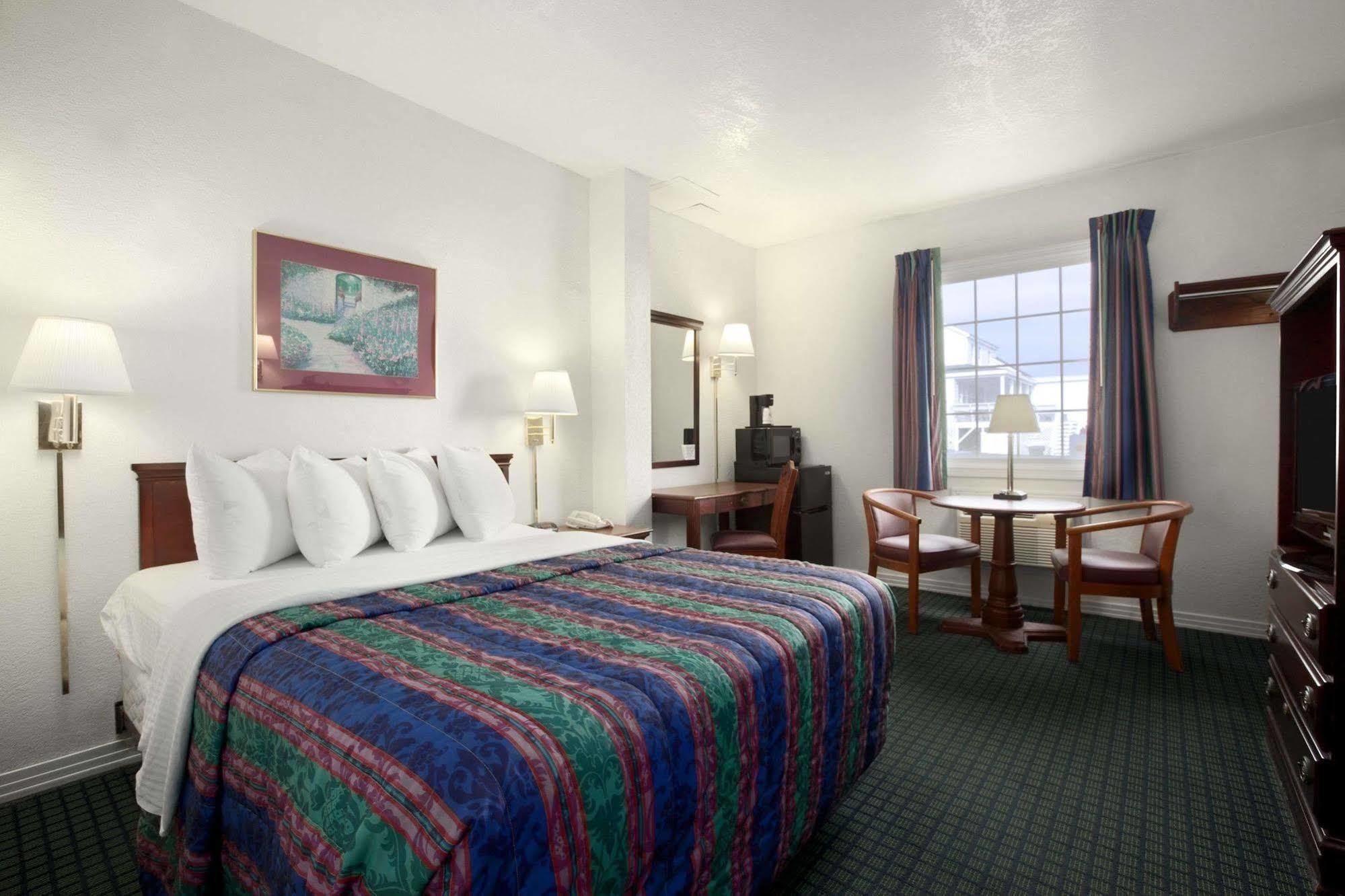 Days Inn By Wyndham Kill Devil Hills Oceanfront - Wilbur Exterior photo